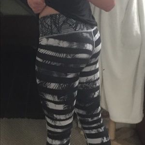 Lululemon crops size 6